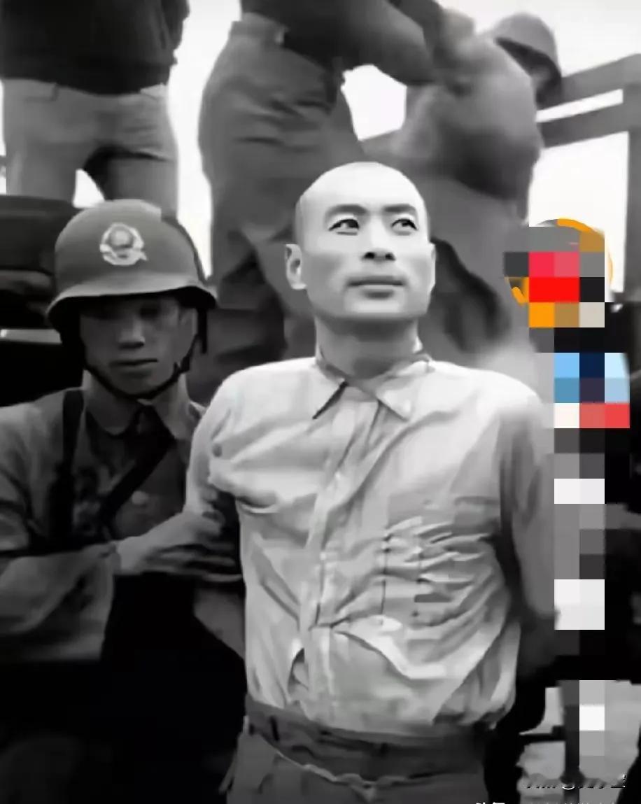 1950年6月10日，吴石将军被执行死刑前，他突然笑着转头，开心地看着。1950