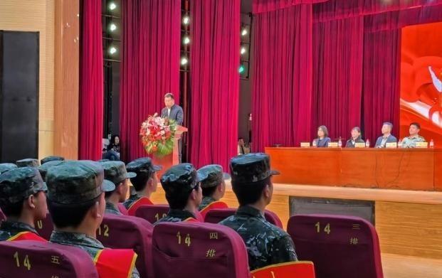 送个兵搞得跟阅兵似的,真的有必要吗?2026年秋季新兵启程,从芦笙欢送到越野车队