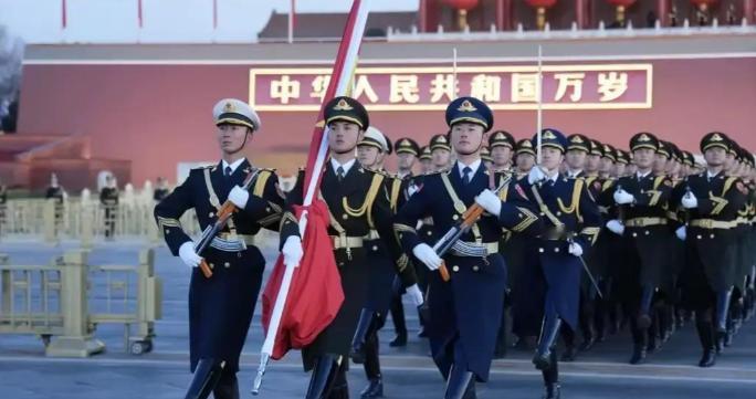 昨晚跟做时政媒体的朋友吃饭。他抿了口酒叹着气念叨。真的是离谱到家了。解放军正在