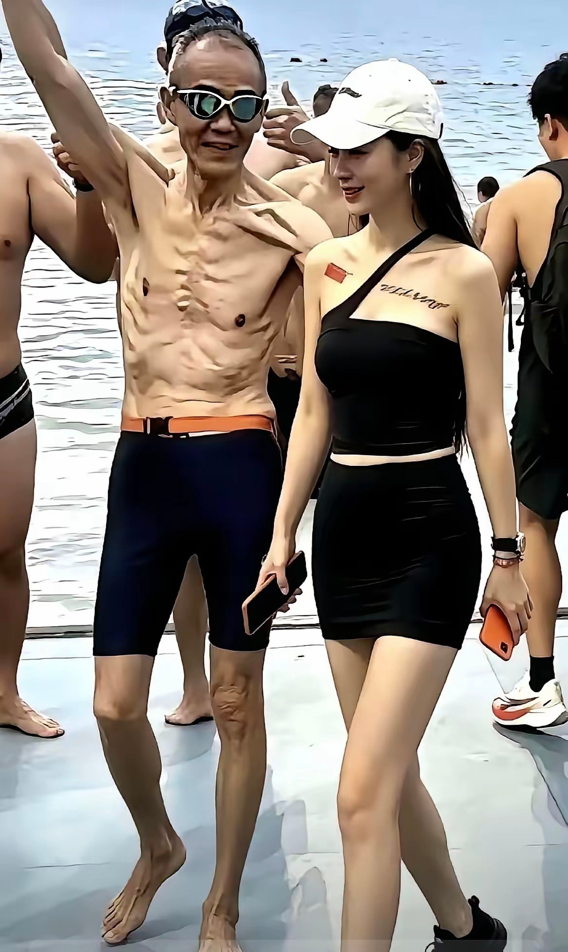 看到王石健身跑步的照片真的是很心疼，毕竟75岁的人了，夫人又年轻漂亮，王石虽然不