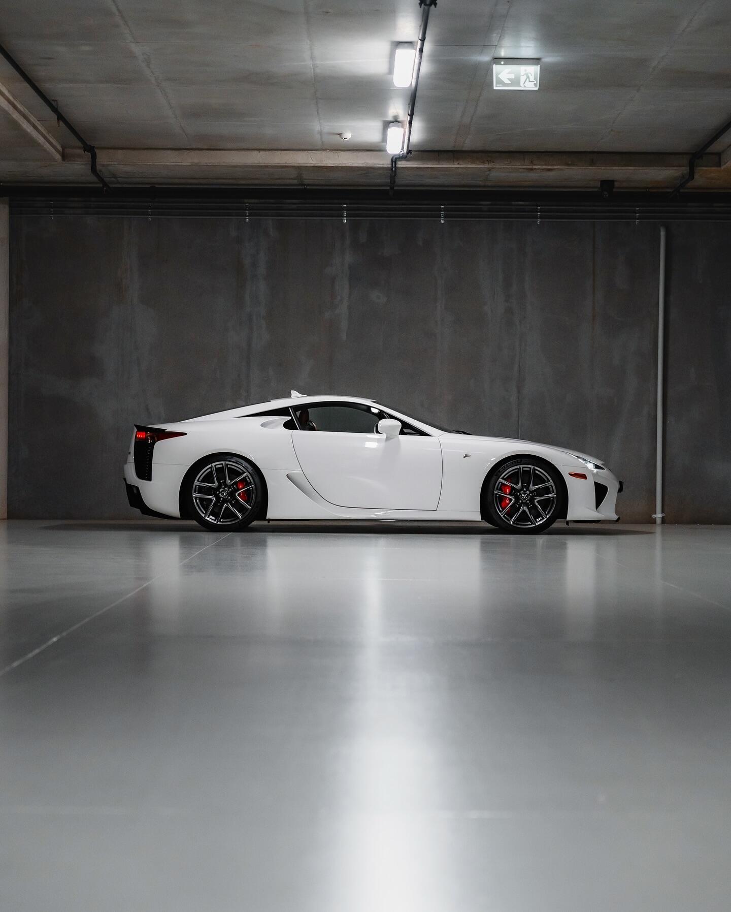 【Lexus//LFAV10—引擎的天籁之音】LexusLFA是一款限量