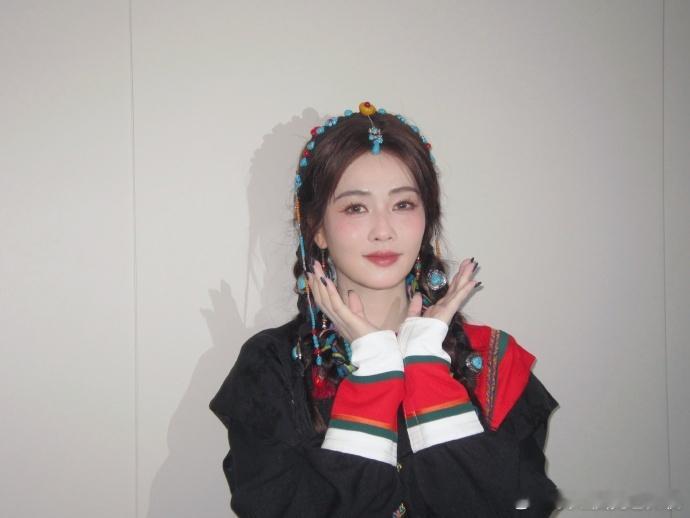 穿珞巴族民族服饰的白鹿白鹿珞巴族look穿珞巴族民族服饰的白鹿，白鹿珞巴族lo