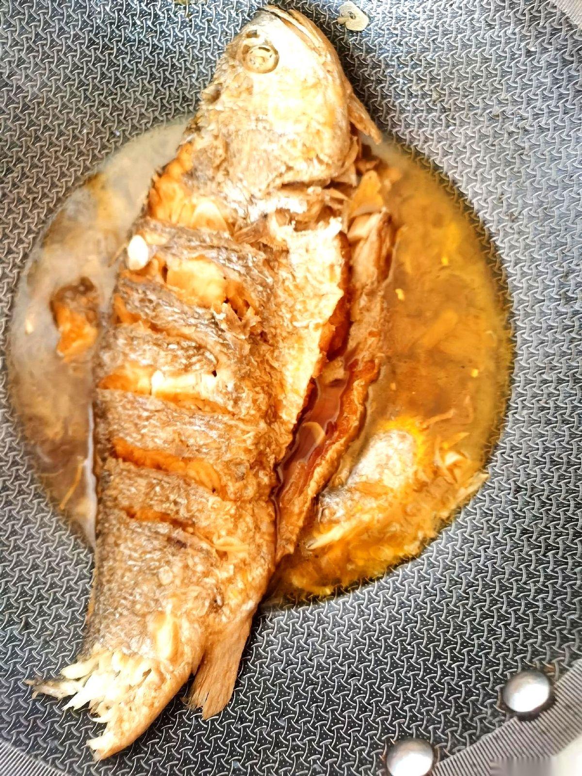 天刚亮，大年初六，厨房的灯就亮了。儿子下午的高铁，这顿送行饭，说啥也得凑够6个菜