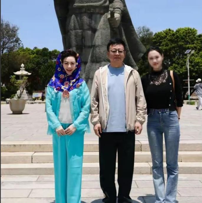 5月6日，一组朱军和妻子谭梅外出游玩的生活照片在网络流传开来，很快进入大众