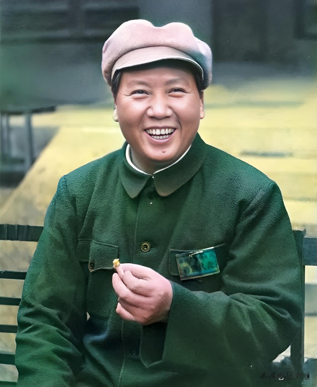 毛主席手捏烟卷，对着镜头大笑。对于毛主席，烟有着不可以替代的作用。1945年与蒋