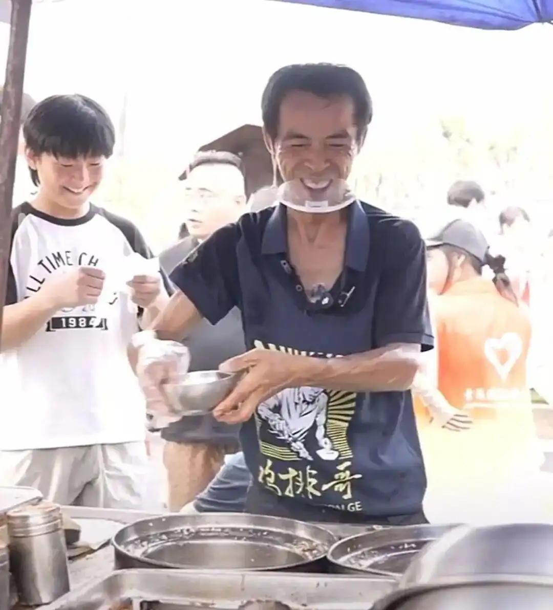 标题：“鸡排哥”大豆油炸鸡排惹争议，专家建议换猪油，你站谁？“鸡排哥”的火，