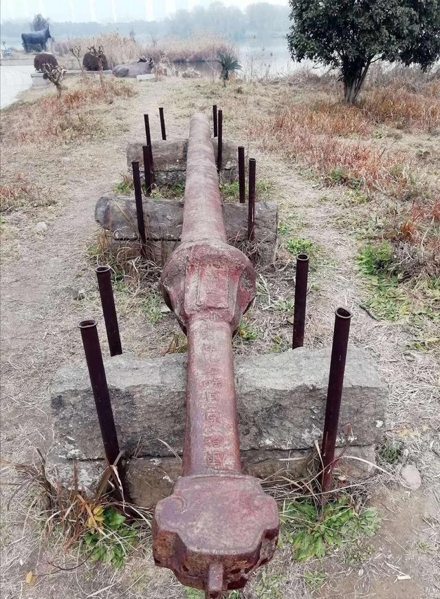 1988年，山东兖州农民老赵，在泗河边挖河沙时，无意间发现了一柄长7.45米、重