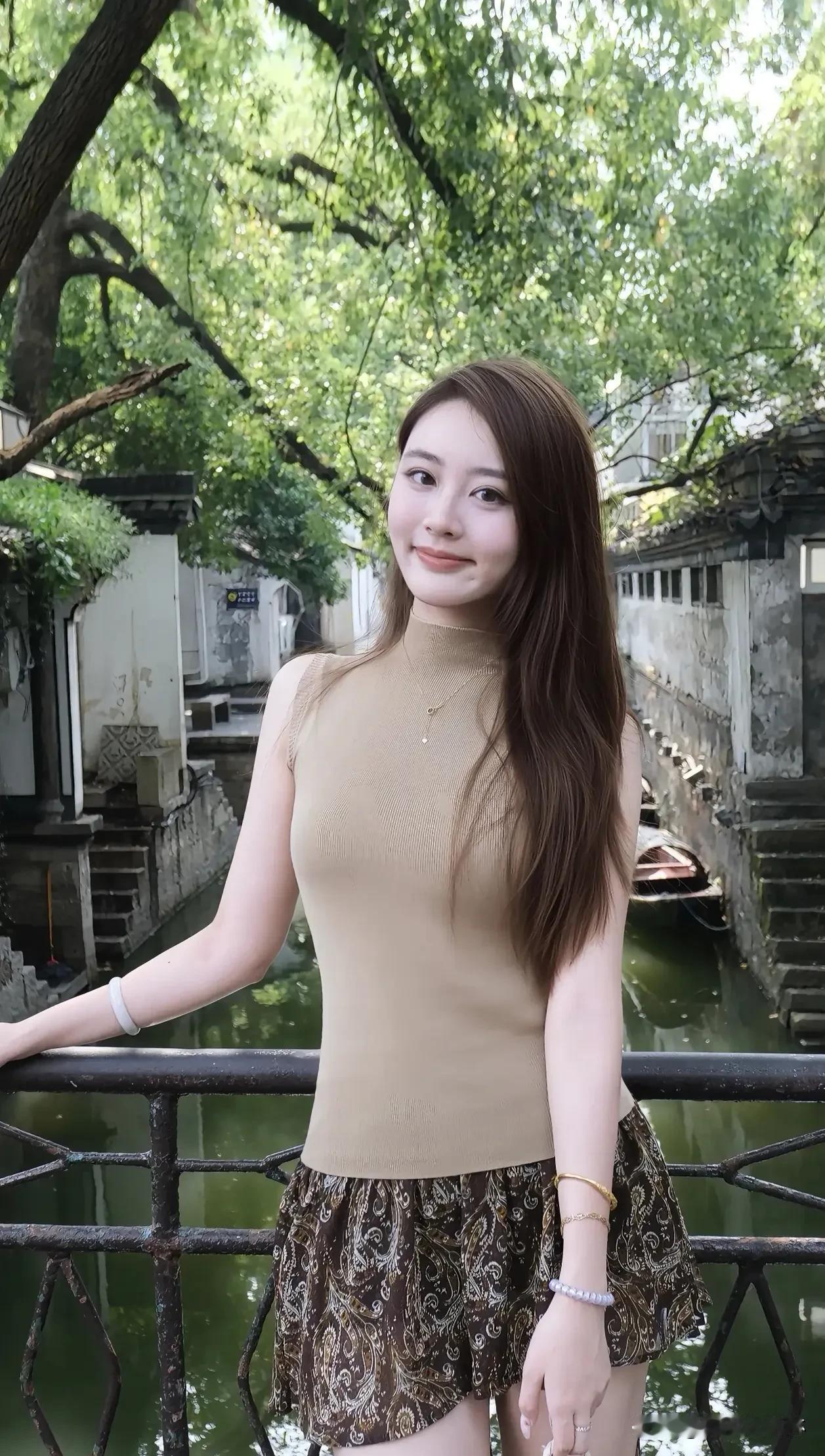 江南水乡的日常，是骨子里的温柔青石板路、乌篷船影，裙角沾了晨雾一