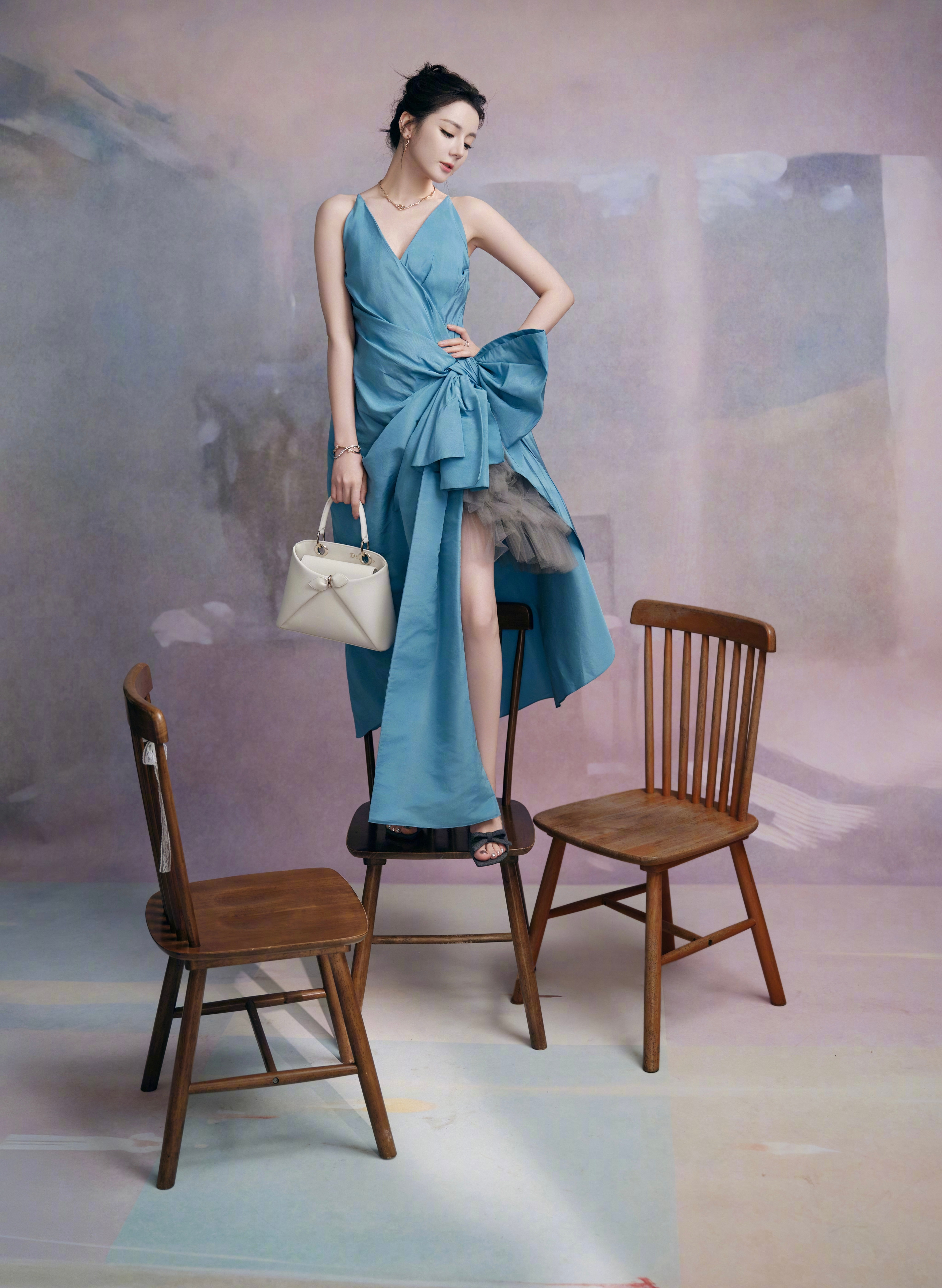 全球品牌大使迪丽热巴今日出席迪奥快闪活动，身着Dior2026早秋系列裙装搭配