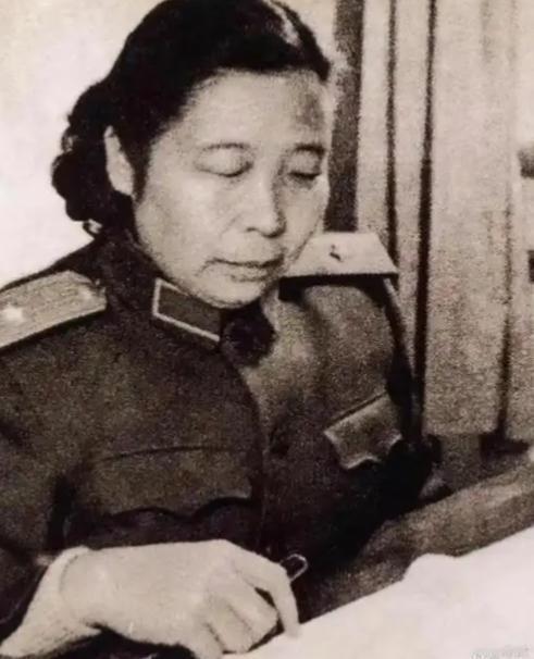 1977年，海军司令萧劲光大将去开会，会后与副总长杨勇上将在走廊闲聊。这时，一个