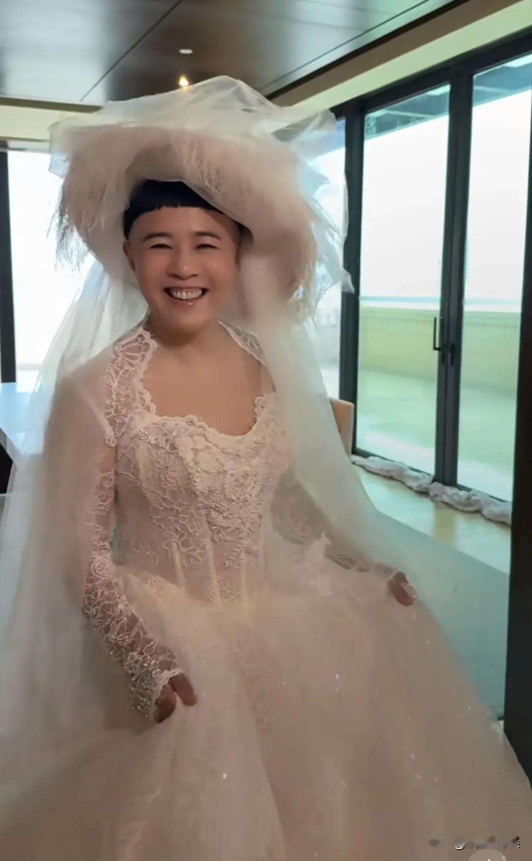 金龟子和老公王宁补拍婚纱照，庆祝结婚38周年，女儿娃娃在一旁出谋划策，见证爸爸妈