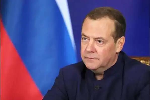 梅德韦杰夫曾言：“如果美国敢把核武器给乌克兰，俄罗斯可以考虑把核技术卖给美国的敌