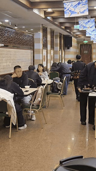 戏曲导演被曝酒店同居戏曲界风波曝南京某餐厅有群众偶遇一老年男性与年轻女子约会，经