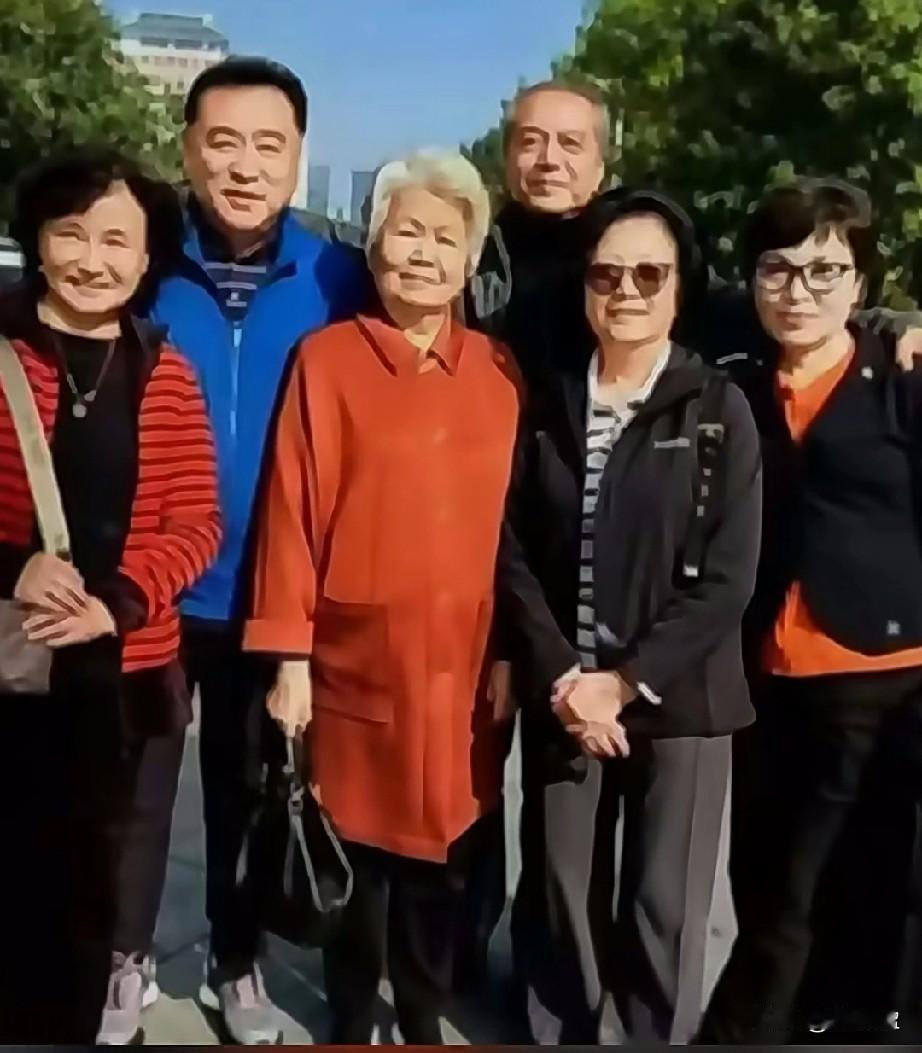 真是没想到著名播音员邢志斌如今白发苍苍，体态发福，已经成为一位白发老奶奶，岁月