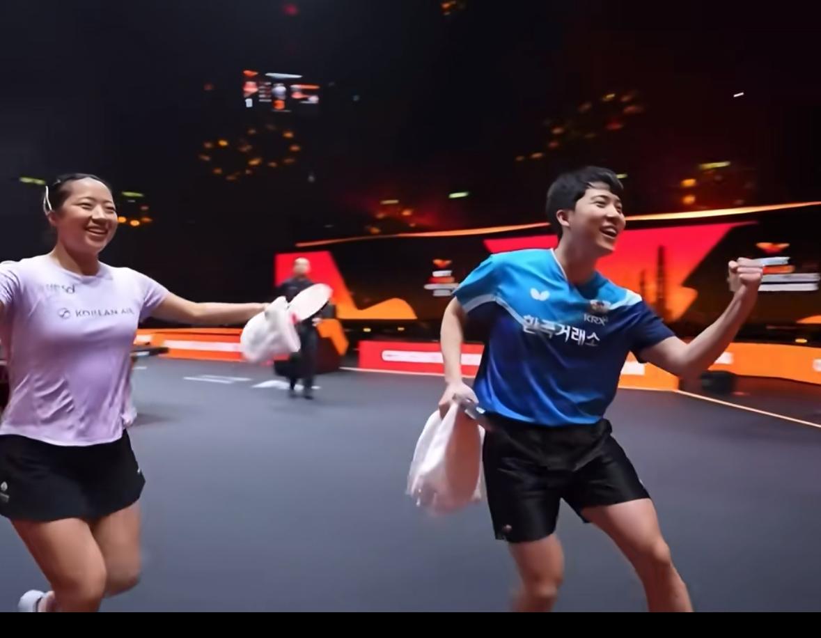 申裕斌走路一瘸一拐——林钟勋大婚后人更精神12月13日，WTT香港总决赛，混