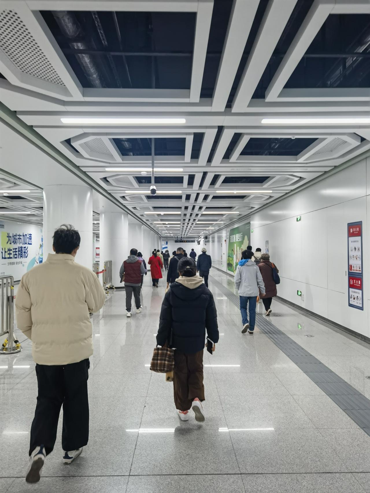 分享你随手拍的风景从西安地铁8号线转3号线的广泰门站太远了，基本上要走接近10分