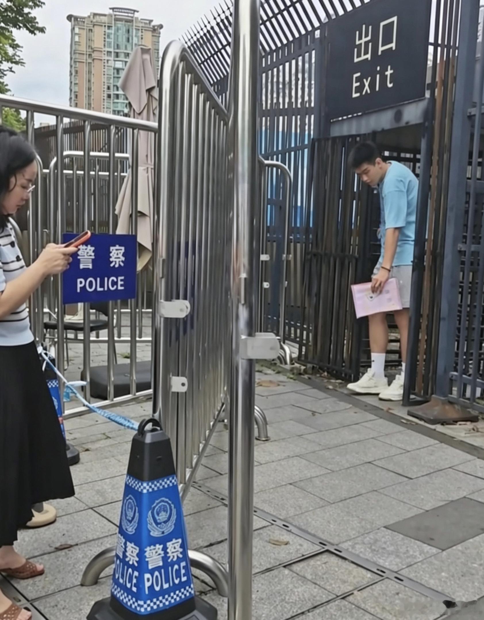 有网友在广州偶遇王洪泽，小王现身美领馆办理签证手续，看起来是在为海外特训做准备啊