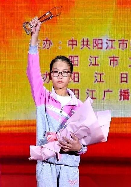 亲生父母来接她了。说带她走，去过好日子，再也不用伺候这个瘫在床上的爹。那年，