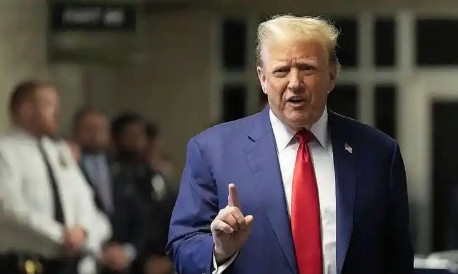 特朗普肯定有问题。特朗普跟之前的副总统彭斯闹翻了，跟前国务卿蓬佩奥闹翻了，跟前国