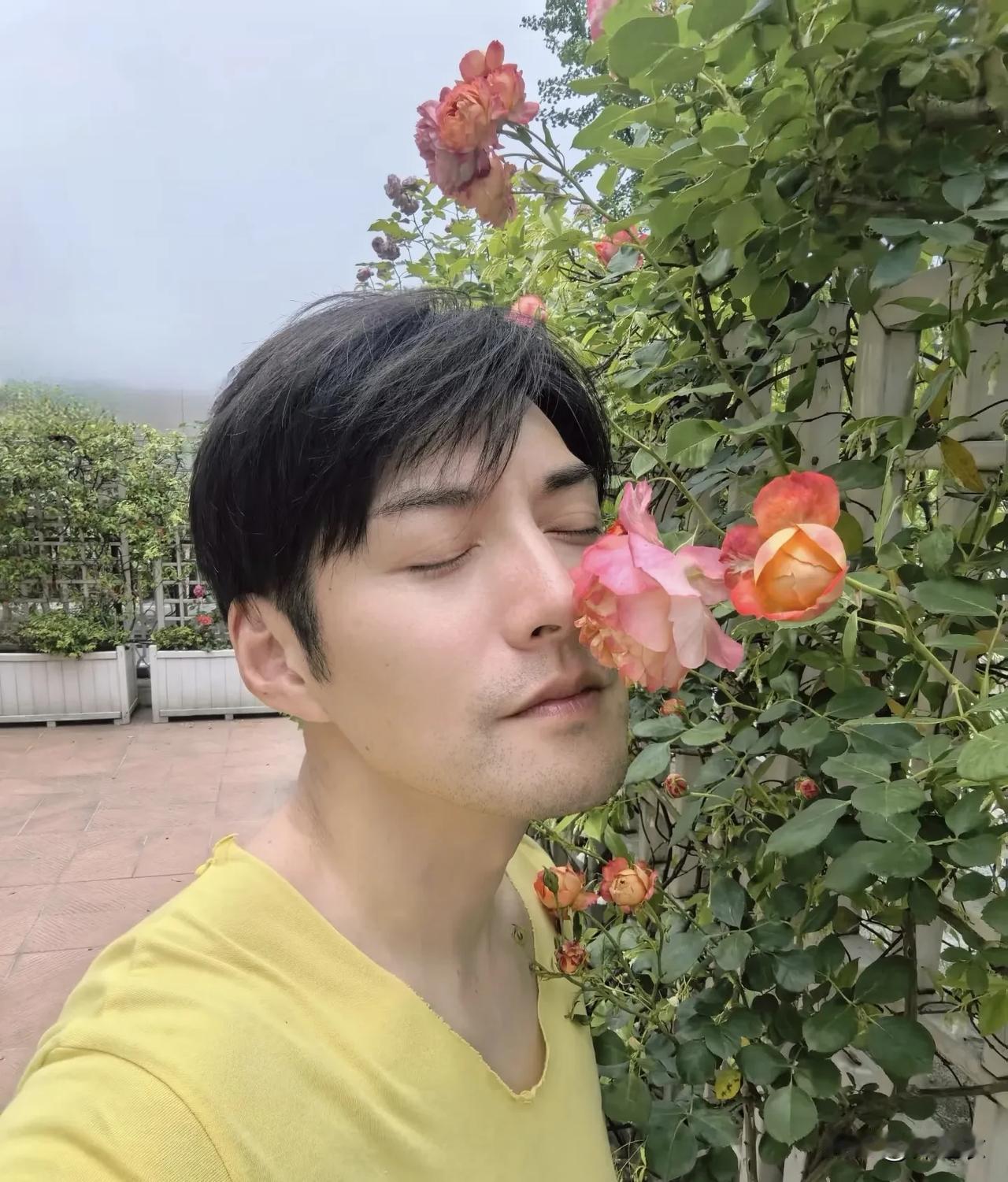 严宽应该是吃了一点点身材的亏吧，因为看脸他还是比较顶级的，氛围感也还算够。虽