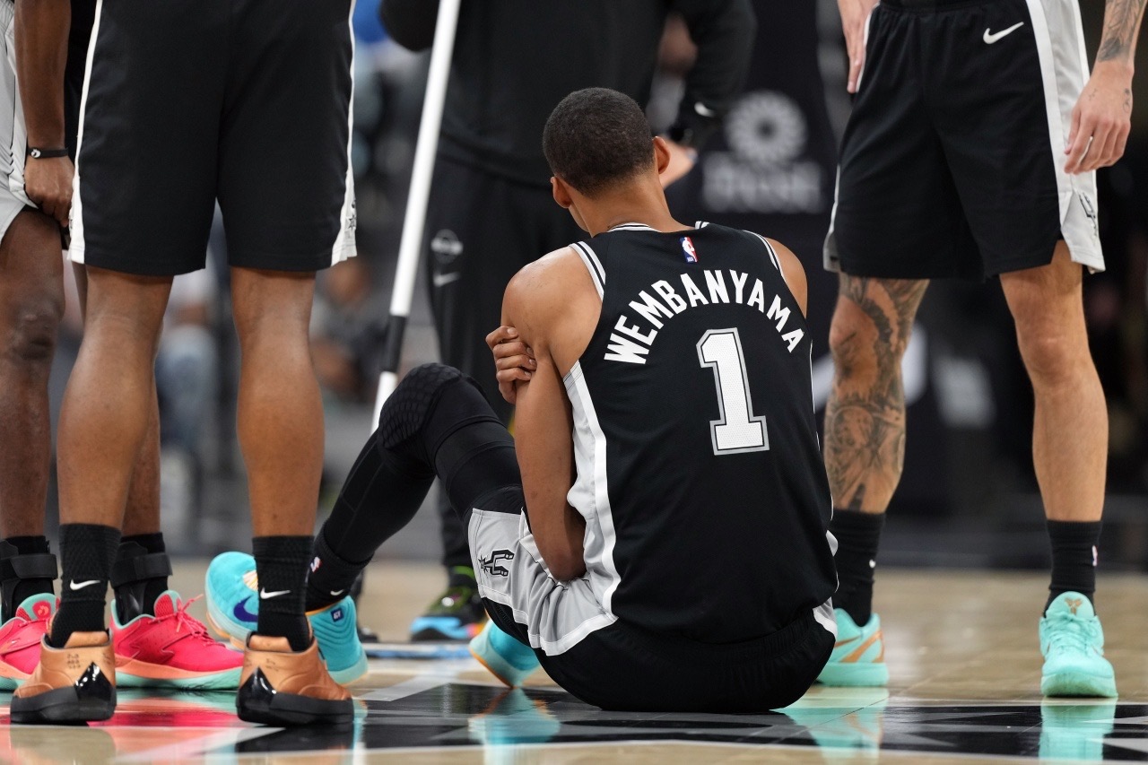 🔥文班亚马左肋骨挫伤退赛剩余3场再打1场超20分钟即可锁定评奖资格NBA常规