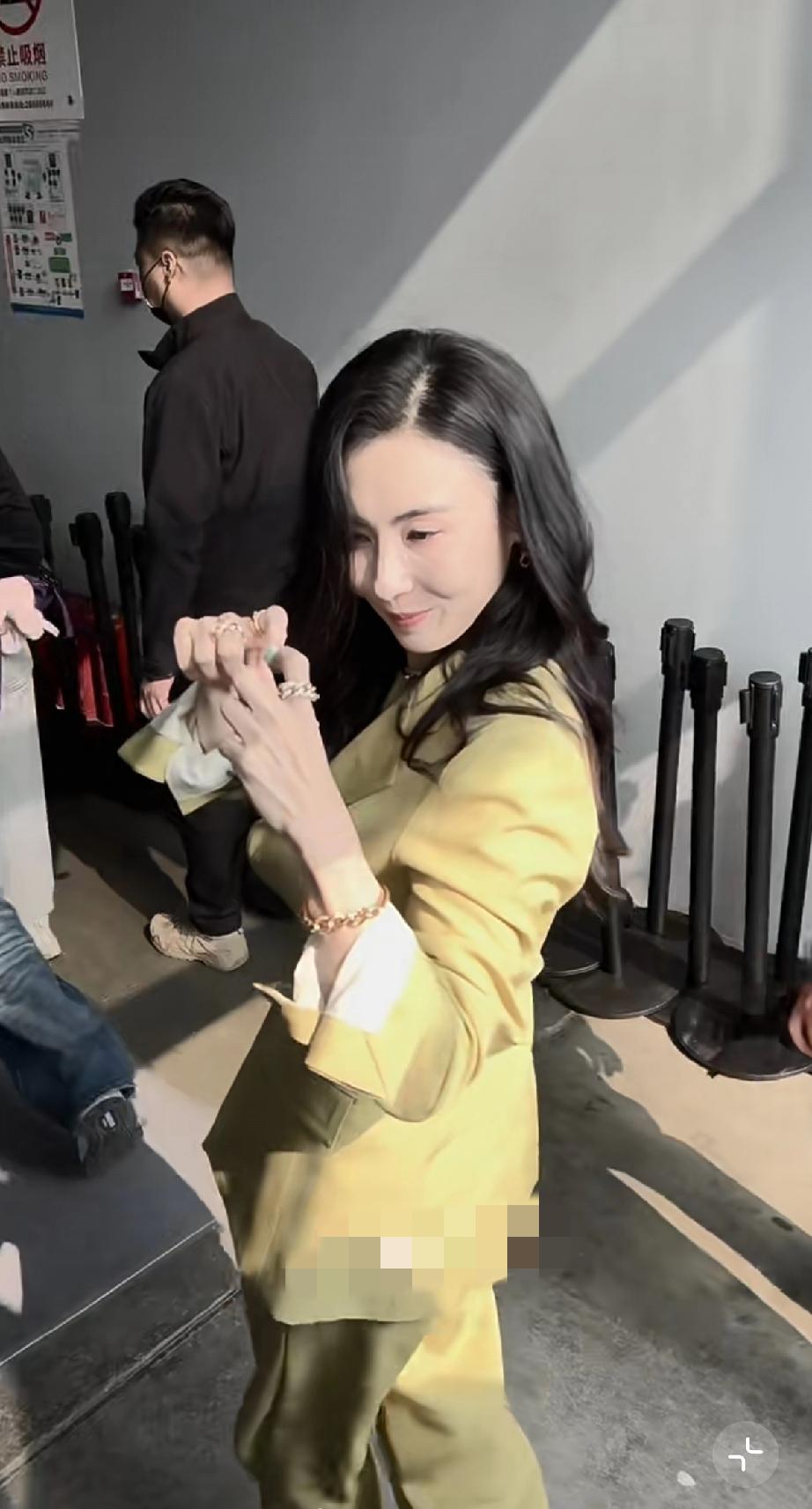 张柏芝现身上海，终究还是老了，有了中年女性的味道，港风也不显年轻!3月12日