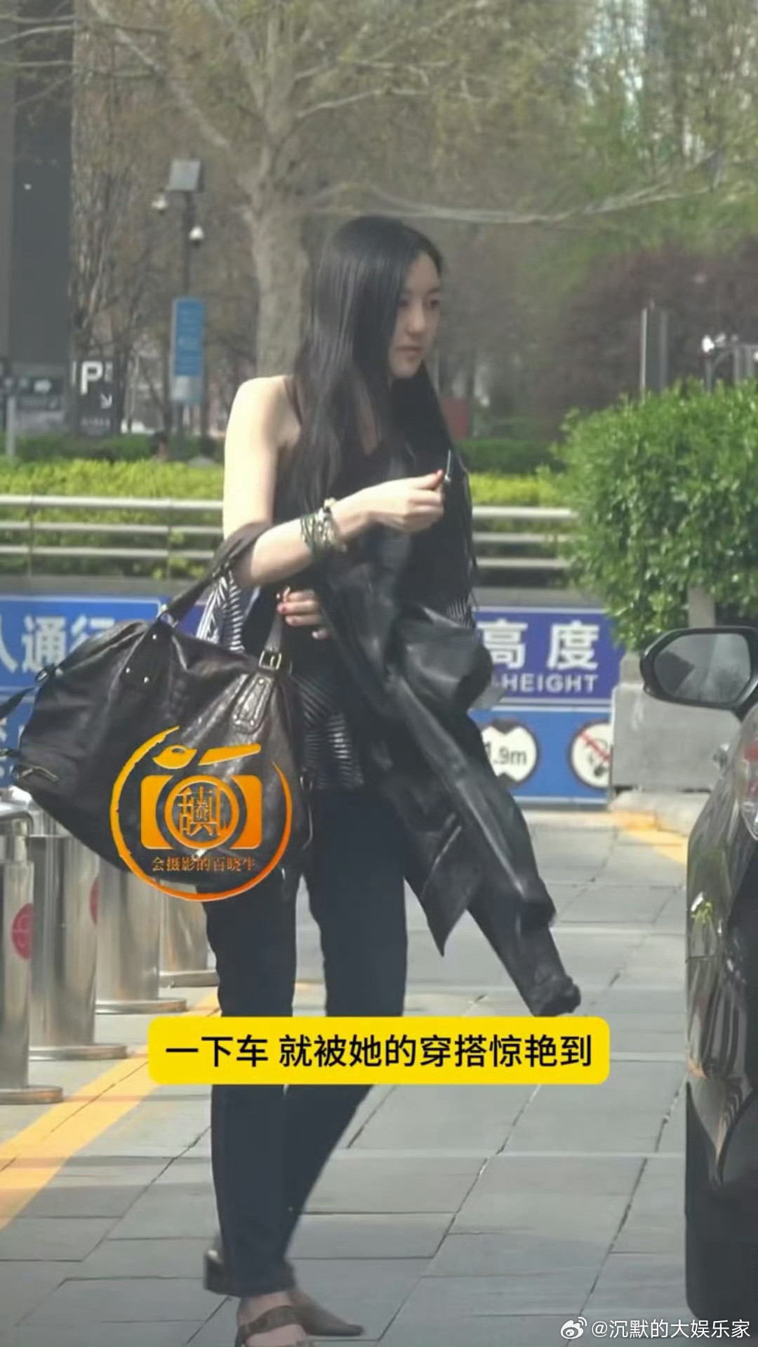 19岁李嫣近照感觉这是20年前的打扮，没有惊艳到，不过瘦瘦高高的穿起来就很不一样