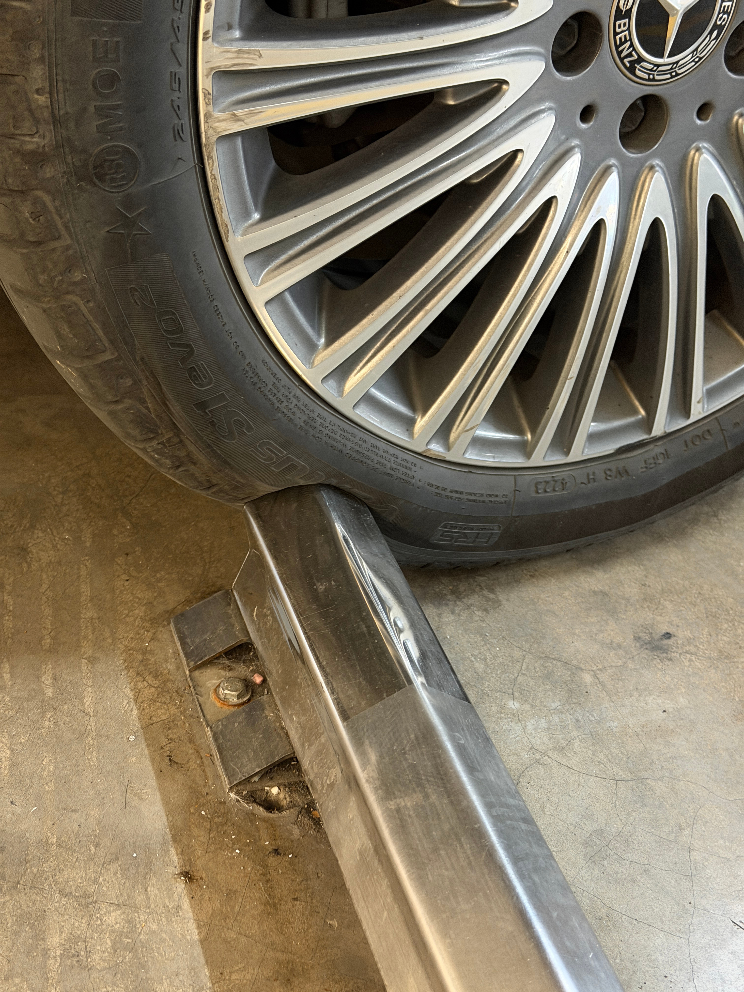 这车停的，我好心疼轮胎我现在停好车都会再往前挪一点点