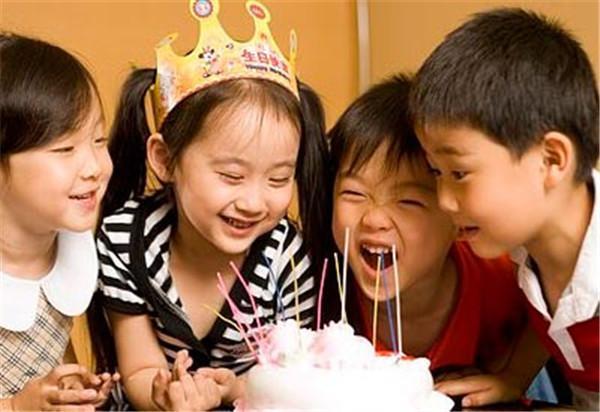 为什么我的宝宝总是“冷眼旁观”是不合群吗?