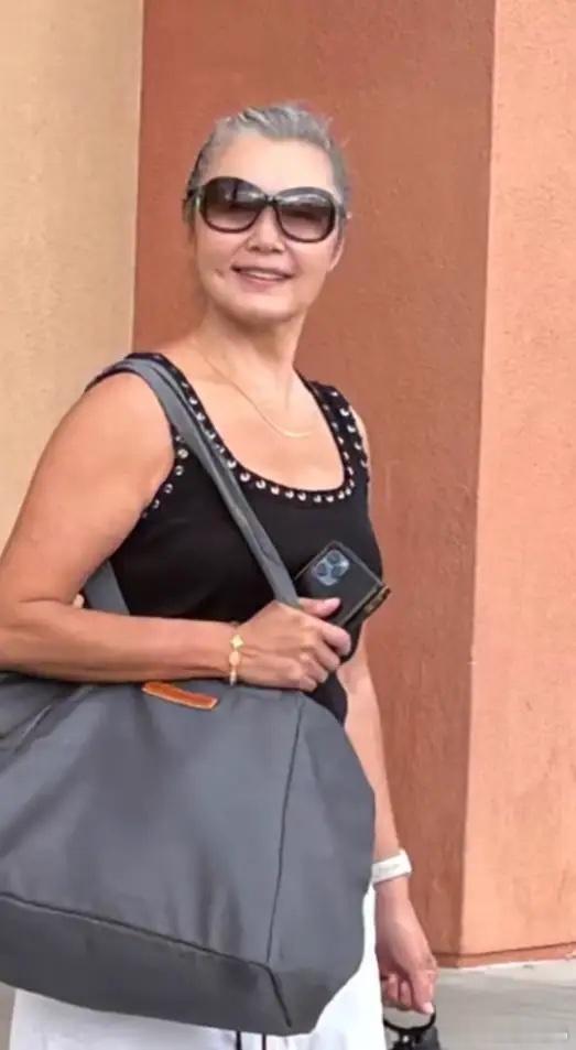 71岁姜黎黎在个人社交平台分享出和老公汪宝生到健身房锻炼视频，已经多年没拍戏到美