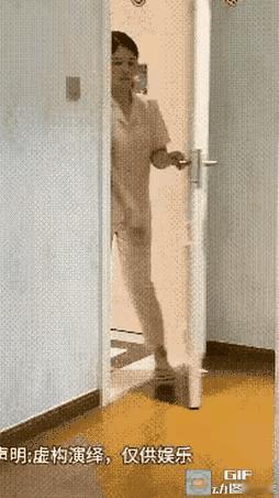 小两口吵架，老婆要分床睡，就进来抱被子，丈夫喊她，给你钱。老婆接过600元钱，努