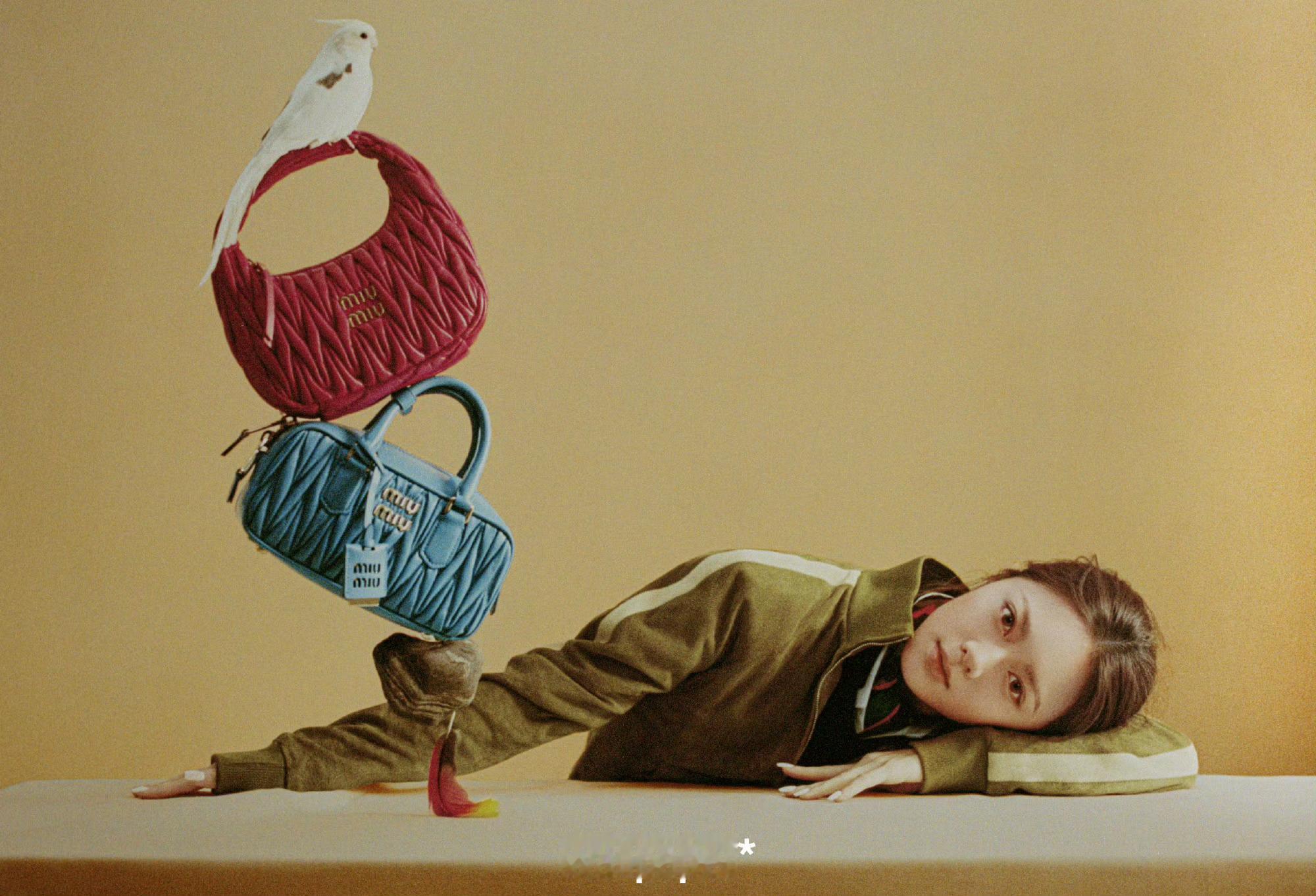 赵今麦｜Wallpaper中文版四月刊封面赵今麦封面身穿MiuMiu最新季，搭