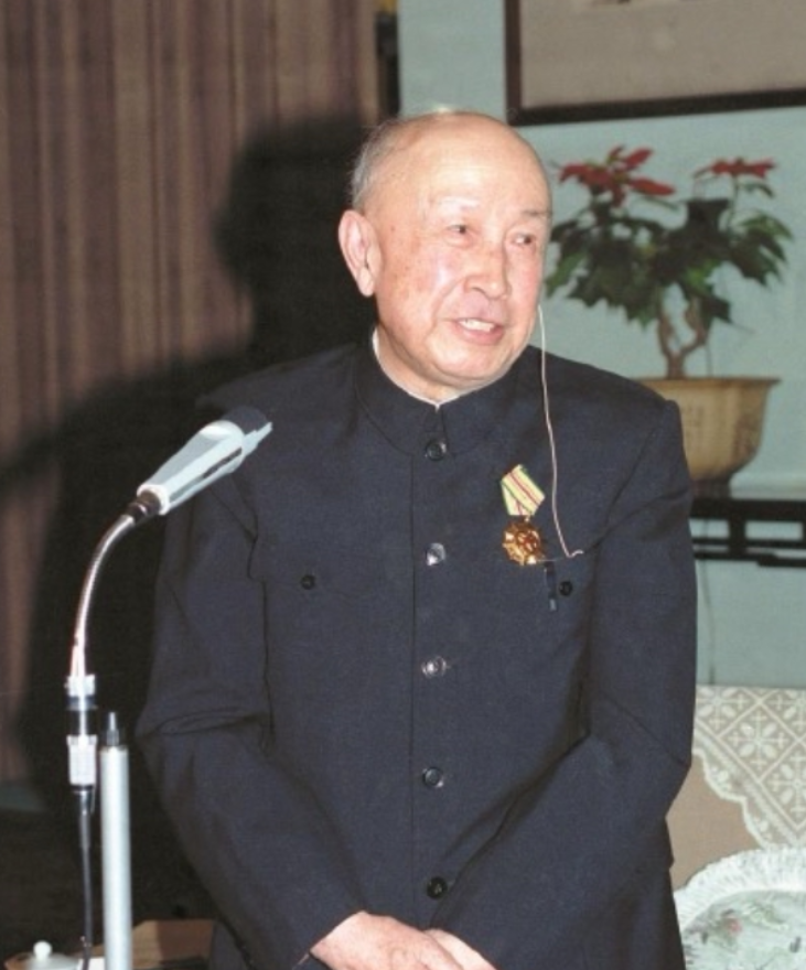 1964年，钱学森在家吃晚饭时，突然闻到了一道菜的味道有些发苦，就皱了皱眉，对家