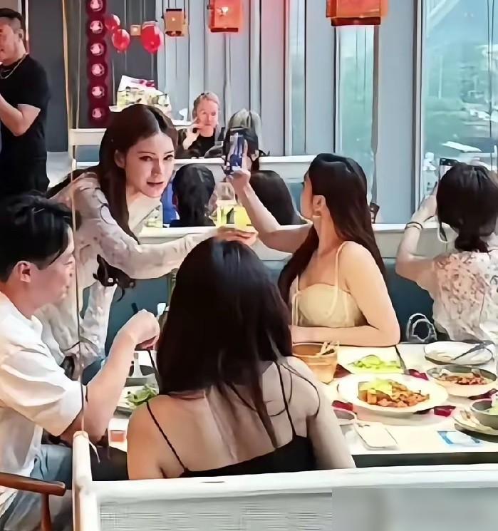 这是什么神仙体力！昨天刚在北京四合院酒店办完中式婚礼的汪小菲马筱梅，今天中午又被