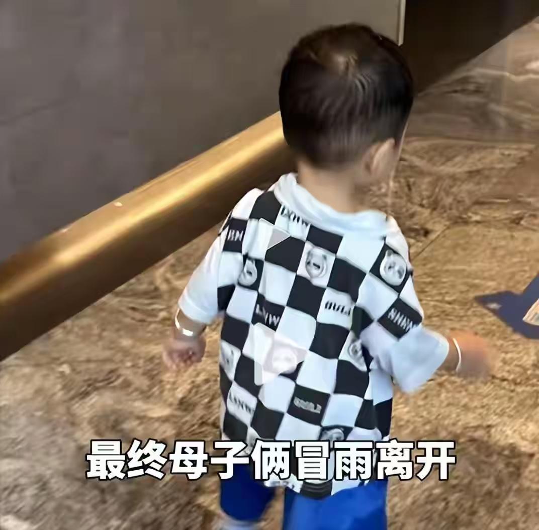 暴雨赶避雨母子，全员背锅却放过保安：这家老字号，根本没懂道歉的意义一场