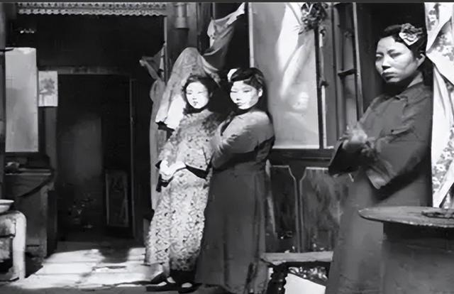 1943年，暗窑子内的“扛刀姑娘”古淑英不小心洒了一桶泔水，老鸨怒气冲冲地用菜刀