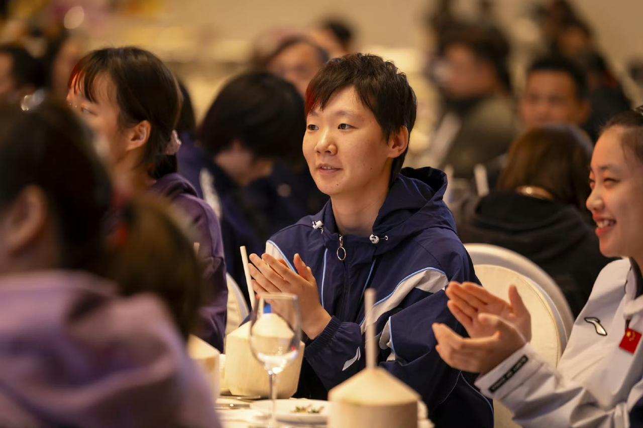 WTT重庆冠军赛欢迎晚宴内场，坐在石洵瑶和徐奕中间，认真看节目并且拍手的王曼昱！