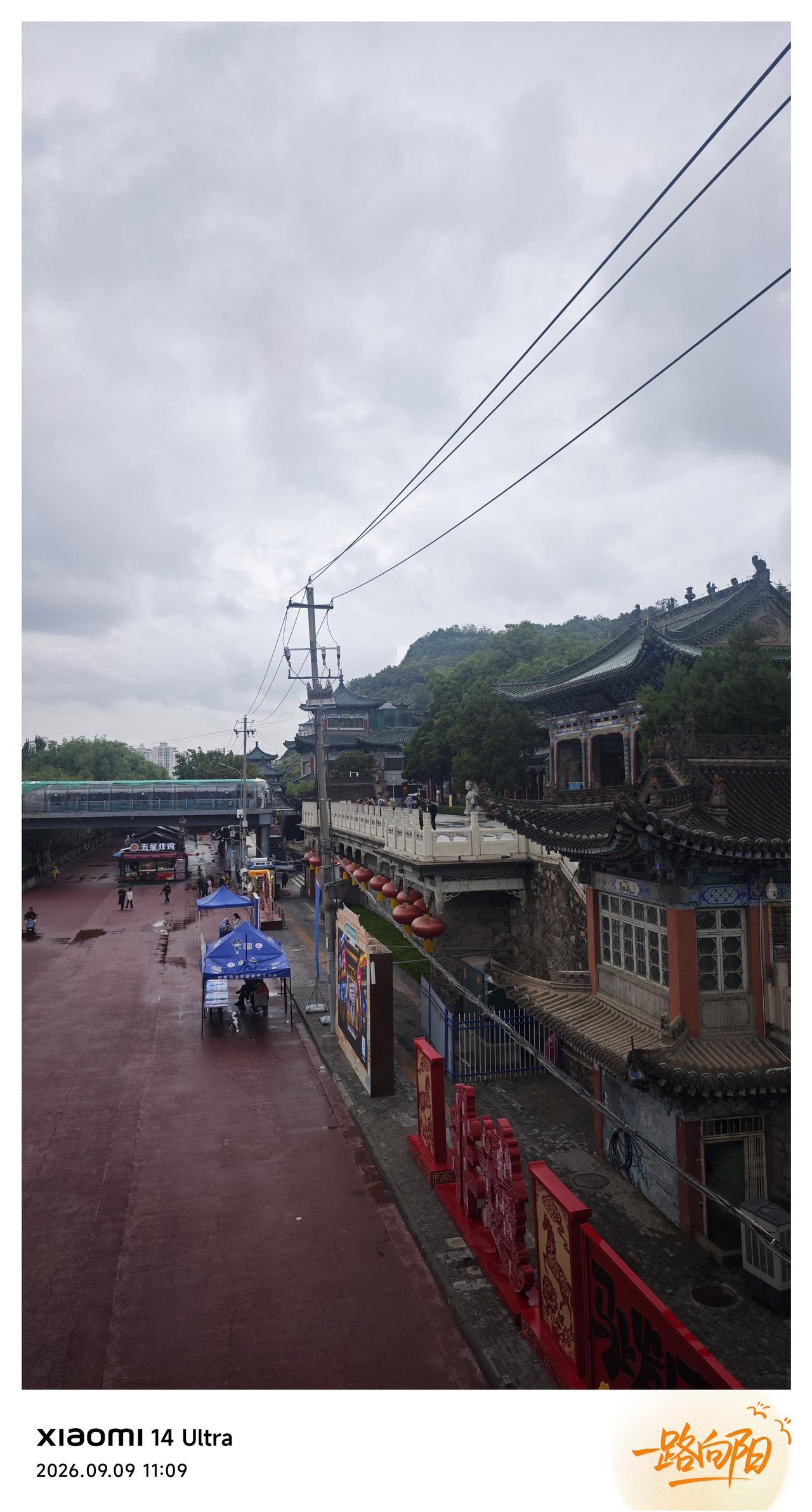 兰州虽然不够发达，但也不至于这么寒酸嘛在中山桥旁在白塔山公园前还有这样杂