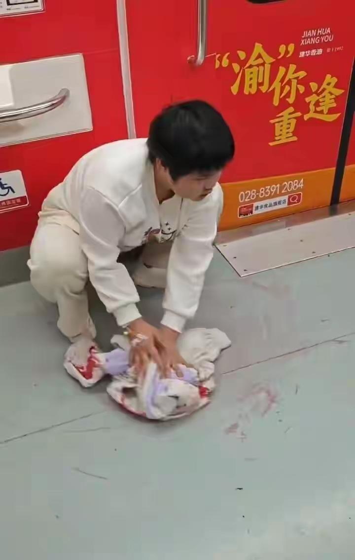 22岁女孩地铁吐血，脱衣擦地后独自赴死：8年耗光百万家产，70岁父母不敢哭