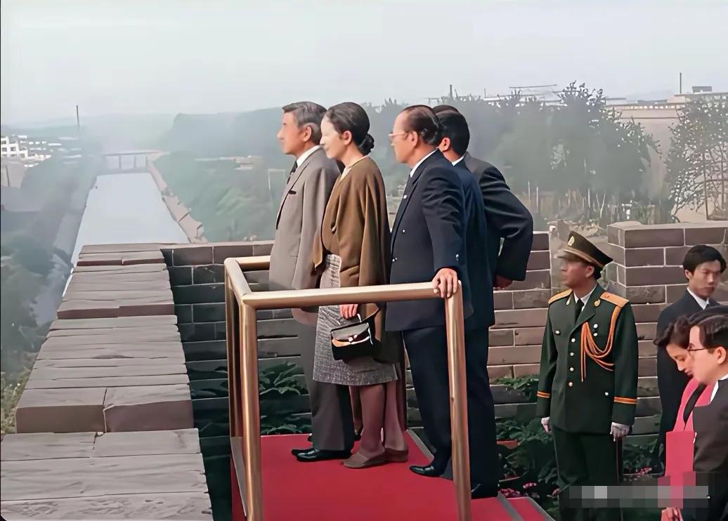 这是当年（1992年）日本名仁天皇来中国访问，访问期间浏览西安名胜古迹，当他站在