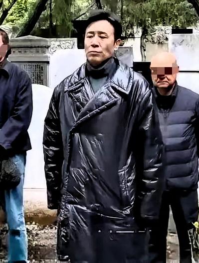 于和伟这波操作确实少见。戏拍完了，别人忙着庆功，他一个人去了福州文林山。站在吴