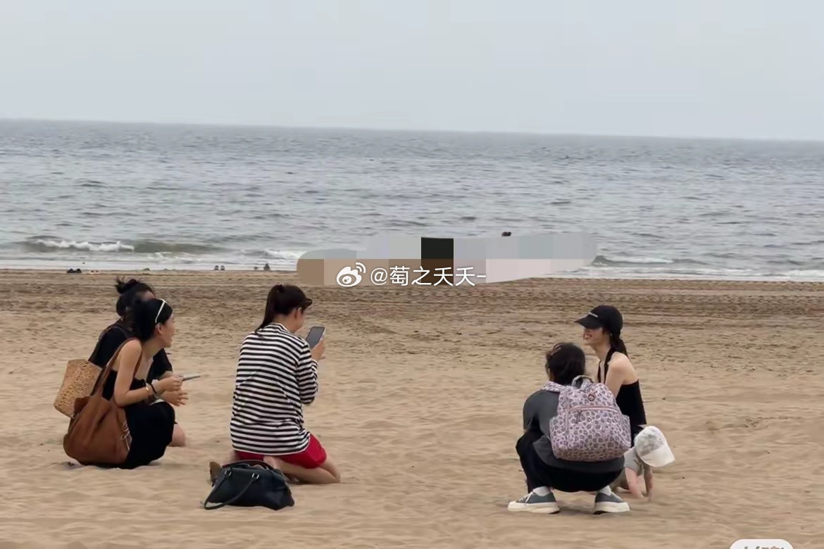何穗阿那亚遛娃，后面跟了3个保姆，这也太爽了吧！有人在阿那亚偶遇何穗带娃，不得不