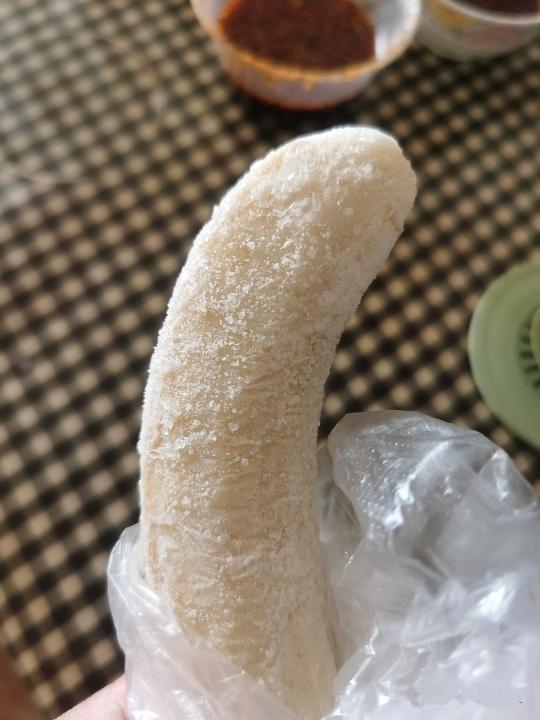 夏天美食推荐。图中的食物你能猜出是什么做的吗？不是烤肠哟，它是剥了皮的香蕉经冰箱