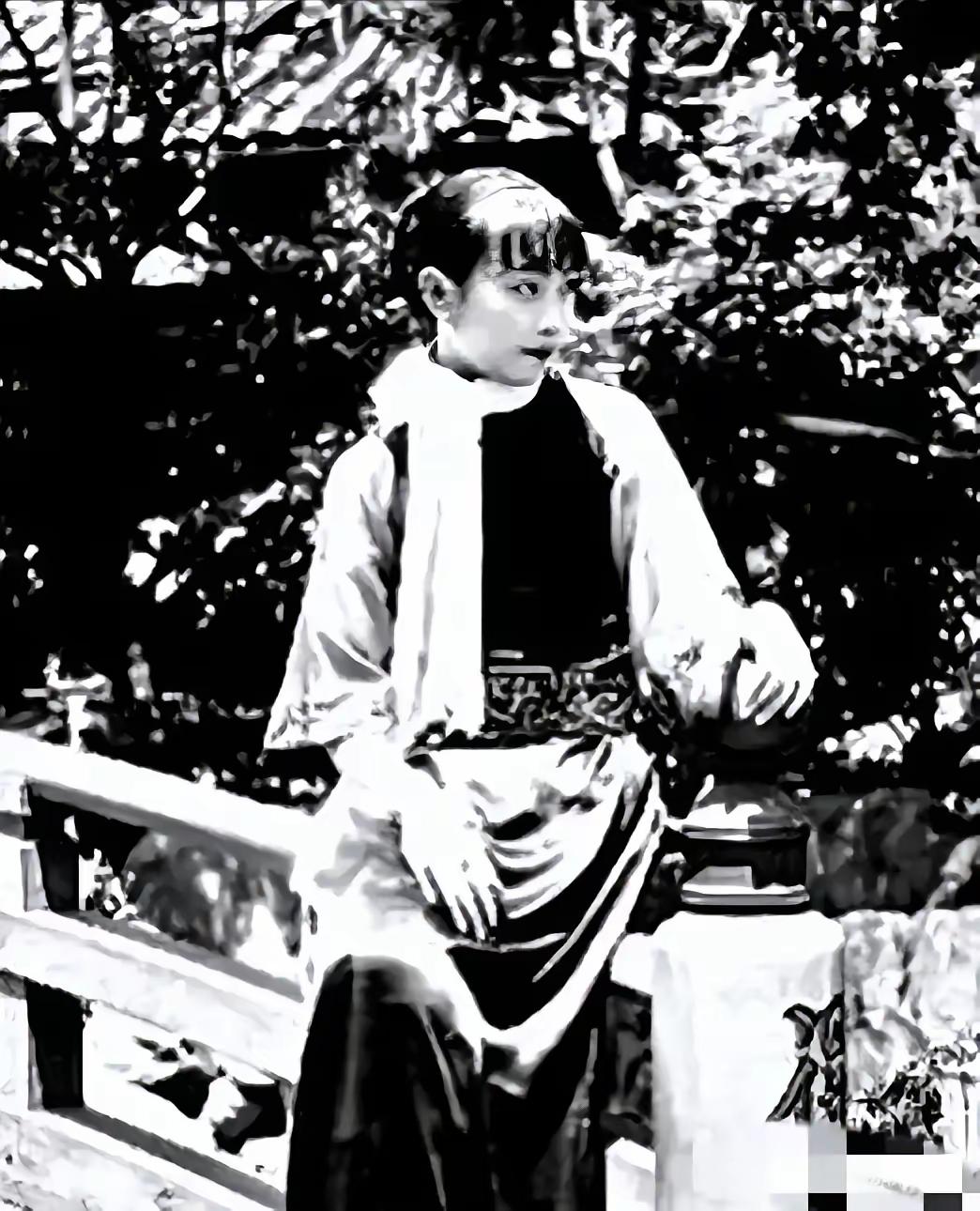 1940年，郑苹如被拖进小树林，几个特务手抖得厉害。这大美人太扎眼，谁都下不去死