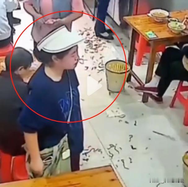 浙江，女子进店吃饭，举止不大正常，压低帽子脸蛋贴着饭盘在吃，但她一直在挑拣面条也