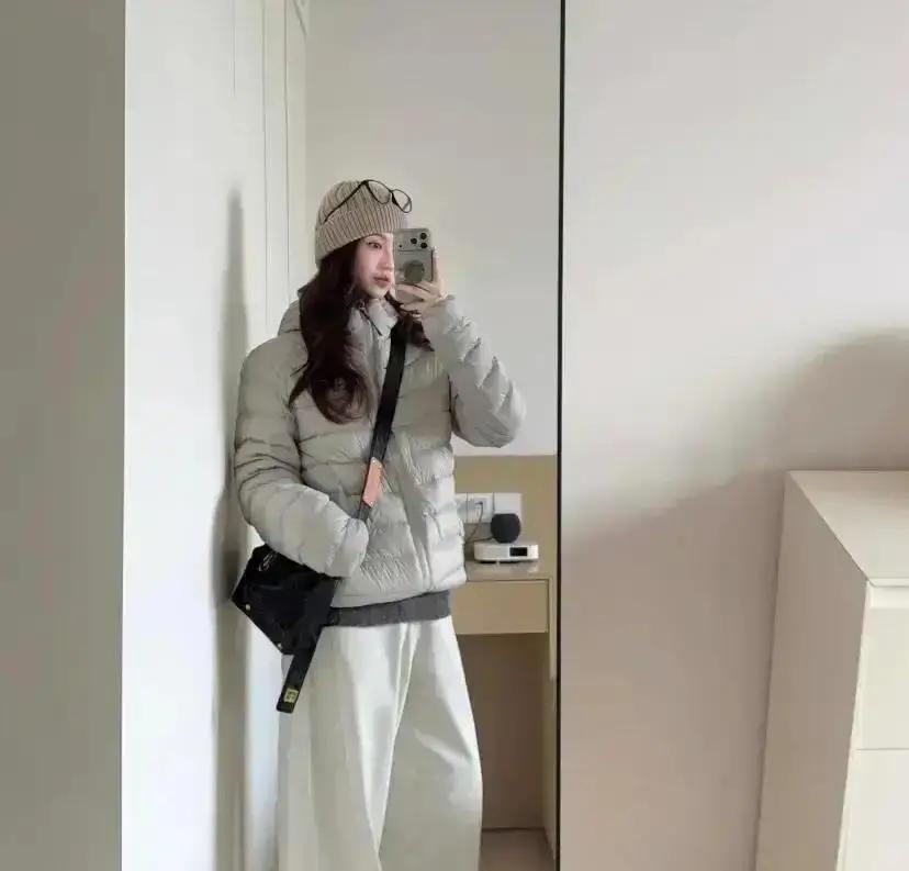 灰色羽绒服，退货率22%去年冬天我买了三件灰羽绒，全退。不是颜色脏，是版型