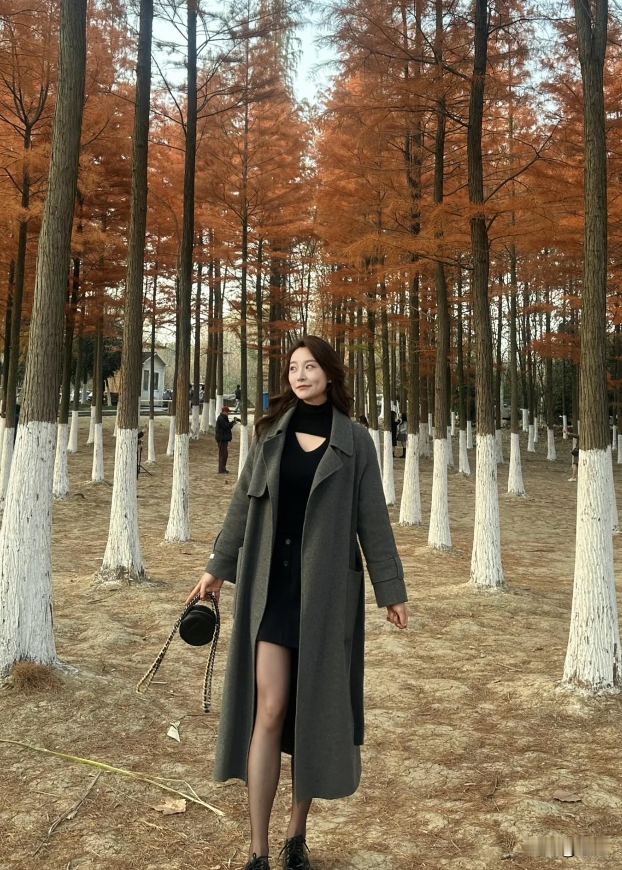 怎样完成气质风穿搭注重衣服的质感，质感好的衣服更显高级。