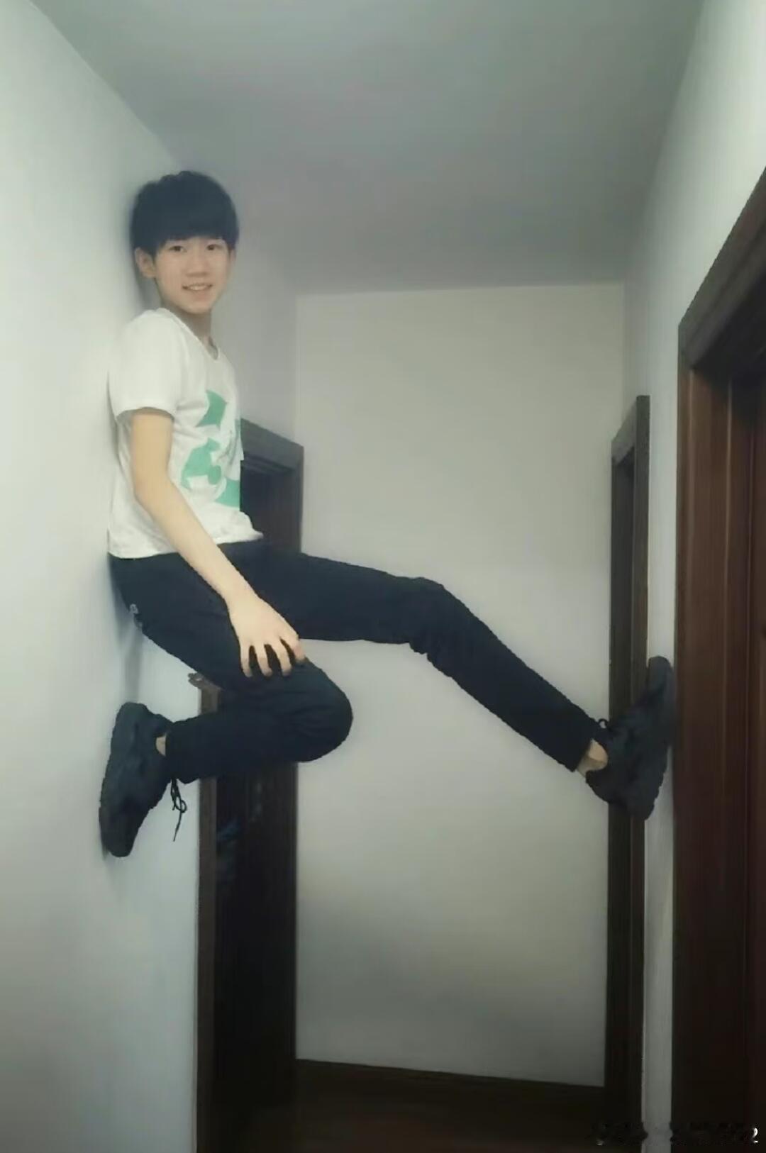 谁存王源高难度拍照姿势王源早期还是很抽象的​​​