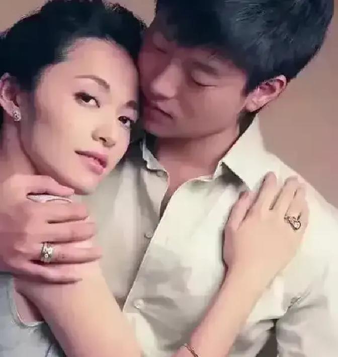 2008年，姜伟导演正在拍摄《潜伏》时，孙红雷觉得姚晨演得不好，大骂姚晨:“你榆木脑袋啊！脑袋进水，
