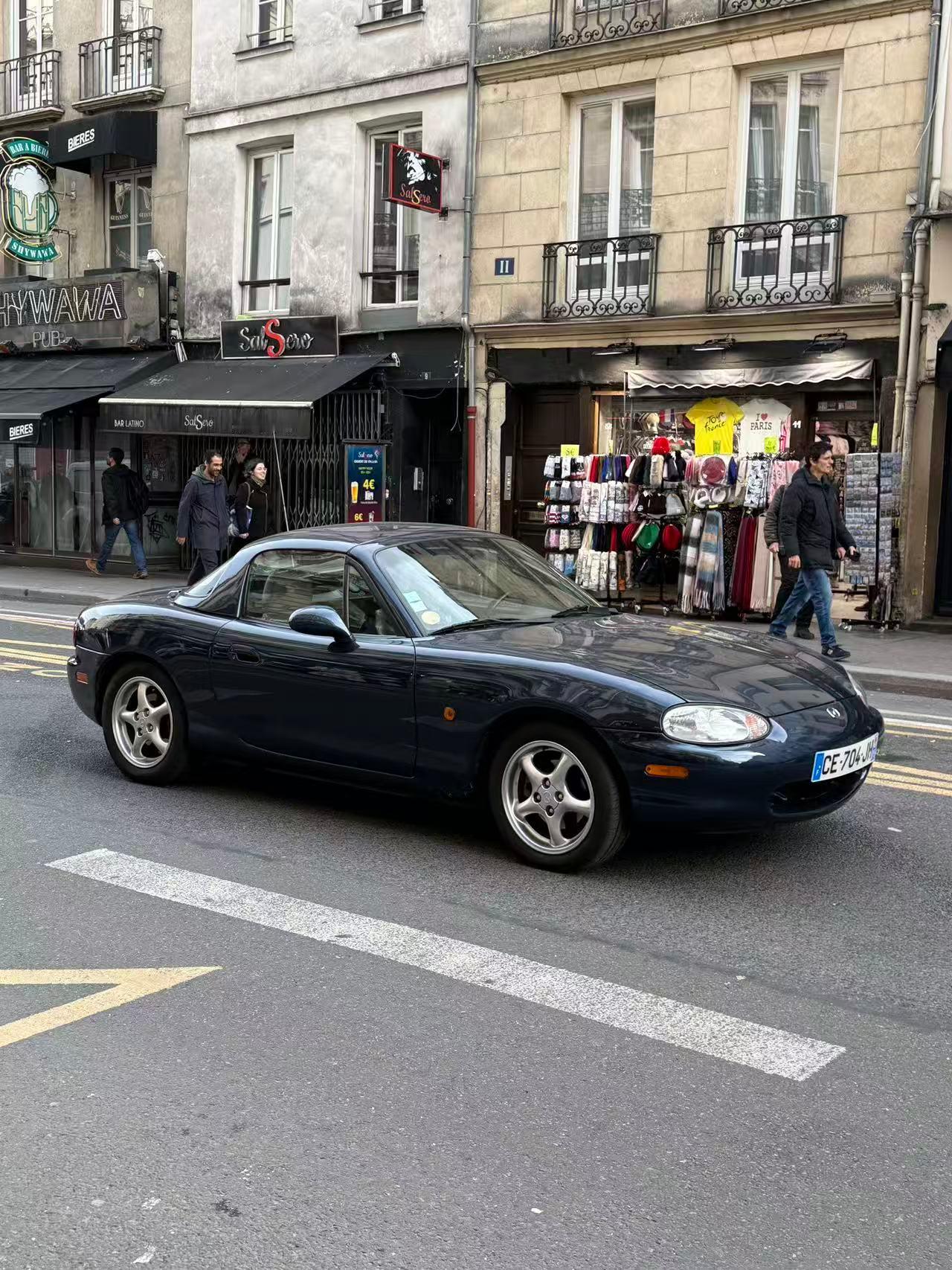 法国巴黎街头的车子这车挺耐看​​​